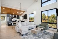 Modern Escape with Hot Tub and Scenic Views - Chambres d'hôtes Bailey