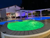 Villa Sany:10 Pers Maison 200m2 piscine , jacuzzi - B&B Narrosse