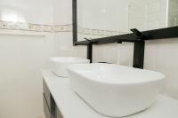 Lignum Vitae with Pool - Kingston - Budget Stay - Ferienwohnung Kingston