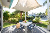 Snug Harbour View #1 - 1BR Canal Front Condo by Seven Mile Beach - B&B George Town
