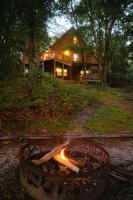 Cheerful Two Bdrm Cabin with Hot Tub & Pet Friendly - Chambres d'hôtes Lancaster