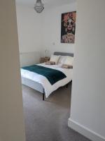Modern Top Floor - 2 Bedroom 2 Bath - Sleeps 4 - B&B Hemel Hempstead