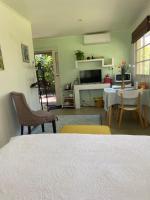 Zimmer mit Queensize-Bett und Gartenblick