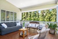 Spacious Queenslander Retreat - Bed and Breakfast Belgian Gardens
