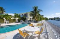 Snug Harbour View Condo #8 - B&B George Town