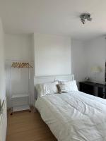 Week and Month Stays 3 Bed Flat and Cinema Room - B&B Rogerstone