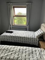 Tweepersoonskamer met 2 Aparte Bedden en Gedeelde Badkamer