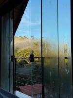 Zimmer mit Kingsize-Bett und Bergblick