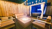 Artsy 3-Story Townhouse Near the Galleria Area! - Chambres d'hôtes Houston