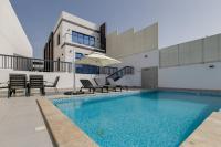 Coastal Escape with Private Pool, Breathtaking Sea And Mountain Views, Near Al Aqah Beach - Al Dana Island, Fujairah by Deluxe Holiday Homes - Ferienwohnung Fudschaira