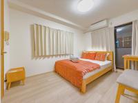 Habitación con cama grande y balcón