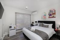 102 Chic Queen BR with Fast WiFi - Walk to Tram Stop 23 - Bed and Breakfast Melbourne