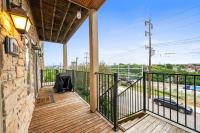 Hilltop 3BR for 10, Private Garage, Skyline Views - B&B Covington