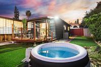 Entire Private 1-Bedroom Home with King Bed, Hot Tub, Parking, View, Available Now - B&B San Diego