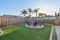 Entire Private 4-Bedroom Home w Gated Yard, Parking, King Bed, Available Now - Chambres d’hôtes Spring Valley
