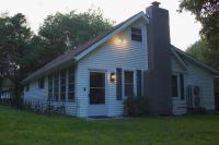 Cozy Pocono Home with a Hot Tub, Fire pit, Games and more! - Chambres d’hôtes Albrightsville