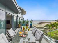 Skydeck at The Liner – Stylish 2-Bed / 2-Bath Top Floor with Panoramic Sea Views - B&B
