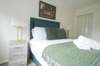 2 BDR Apt At Caledonia Luxe Stays Short Lets & Serviced Accommodation Airdrie - Chambres d’hôtes Airdrie