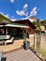 Mountain Views & Pool, 3BR Swiss Retreat, The Perfect Base for Families - B&B Frinvillier
