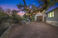 406 Lodge-A: Hot-Tub & 2 Blks to Main St - B&B Fredericksburg