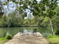 Jacuzzi au bord de la rivière - Bed and Breakfast Bagneaux-sur-Loing