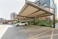 Cityescapes 2F in Waterfall Midrand - Beautiful self catering 2 bedroom unit next to Kyalami Racetrack with free WiFi swimming pool gym and restaurant - Perfect for a small family - B&B Midrand