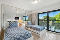 Beautiful Lake Views- Walk to Amenities - B&B Naples