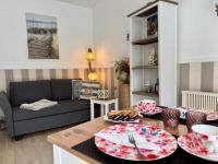 SOLund - Sonne im Herzen - ruhige und sonnige Ferienwohnung mit Terrasse und Garten nahe Strand und Ostsee - B&B Schönhagen