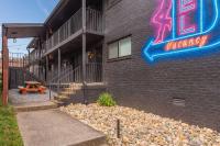 Dolly's Music Row Apt Walkable Location - Bed and Breakfast Nashville