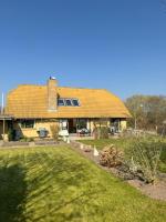The Sunflower - Huge 240m2 7-bedroom house for many people - Free parking - 15 beds, 2 kitchen & 3 bathrooms - Chambres d'hôtes Munkebo