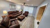 Elegant Spacious 3 Bedroom Home fenced back yard and Garage - Bed and Breakfast Denison