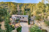 River View Retreat Sleeps 16/ hot tub/basketball court - Chambres d'hôtes Oakhurst