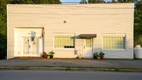 1-bedroom apartment, sleeps 4, in lovely Pilot Mountain-walk to Main st! Unit 2 - B&B Pilot Mountain