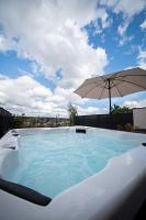 La Bulle Dorée Luxury private Jacuzzi House 4 chambres cœur du centre touristique - B&B Amnéville