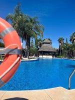 Estepona Penthouse Resort with Private Solárium - Pool & Free Parking - B&B Estepona