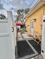Private pool suite in heart of Tarpon Springs! - Chambres d'hôtes Tarpon Springs