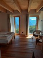 Habitación con cama extragrande y vistas a la montaña