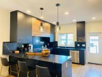NEW Luxury Family Friendly Entire House Near Downtown WEM, 3 Bedrooms - B&B Edmonton