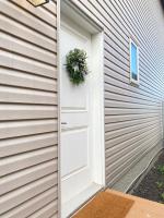 Modern Cozy Entire Guest Suite in Central Edmonton - B&B Edmonton