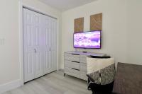 Modern Abode 2BR Near UofR, Highland, Downtown Rochester, NY Sleeps 4 - B&B Rochester