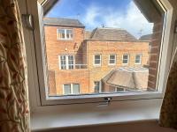The Courtyard 2 Bedroom Apartments in Central Windsor with Parking - Chambres d’hôtes Windsor