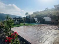 Bonita casa nueva rural con magníficas vistas a la montaña con una zona amplia exterior con jacuzzi - B&B Arenas