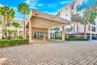 Modern 2 bedroom condo with heated pool, free parking spot at a 5 minute walk to the beach! - Chambres d'hôtes Sunny Isles Beach