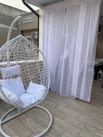 Habitación con cama grande y bañera de hidromasaje