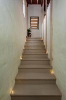 Habitación con cama extragrande y vistas al lago