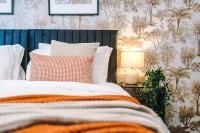 Modern 4BR Family Home Sleeps 8 + Free Parking - Chambres d'hôtes Manchester