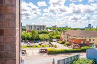 2BR Chic and Stylish in Salford, WiFi, Kitchen, Parking with City view - Chambres d'hôtes Manchester