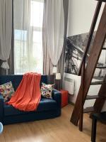 Deze driepersoonskamer heeft een gedeelde badkamer.