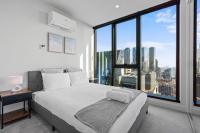 37th Floor Skyline Views with Hot Tub, Melbourne CBD 3BR, Heated Pool, Sauna, Gym, Sleeps 8 - Bed and Breakfast Melbourne