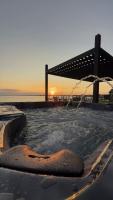 Black Swan- Beachfront Home with Year-Round Jacuzzi - B&B Hampton Bays